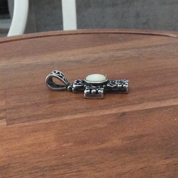 A Beautiful Pendant. Silver in color (heavy  antique silver colored metal). - Picture 2 of 5